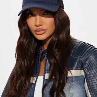 Gorra Trucker en Azul Marino y Blanco con Ajuste Trasero