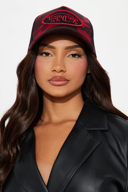 Gorra Camionero Estilo Camuflado en Rojo y Negro - Image 2